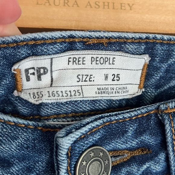 Free People - NWOT Distressed Medium Blue Denim Shorts - Size 25 - Picture 3 of 4
